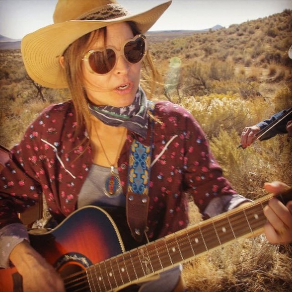 Joy Lee - Picture 7 of 8